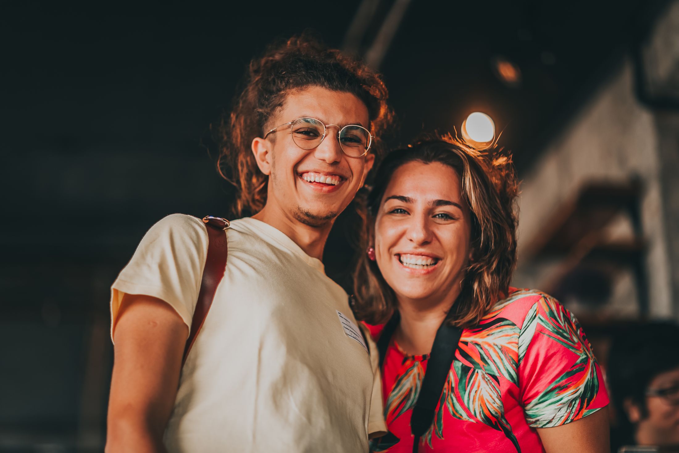 Dois amigos sorrindo em São Paulo. Foto ilustrativa de Matheus Bertelli.