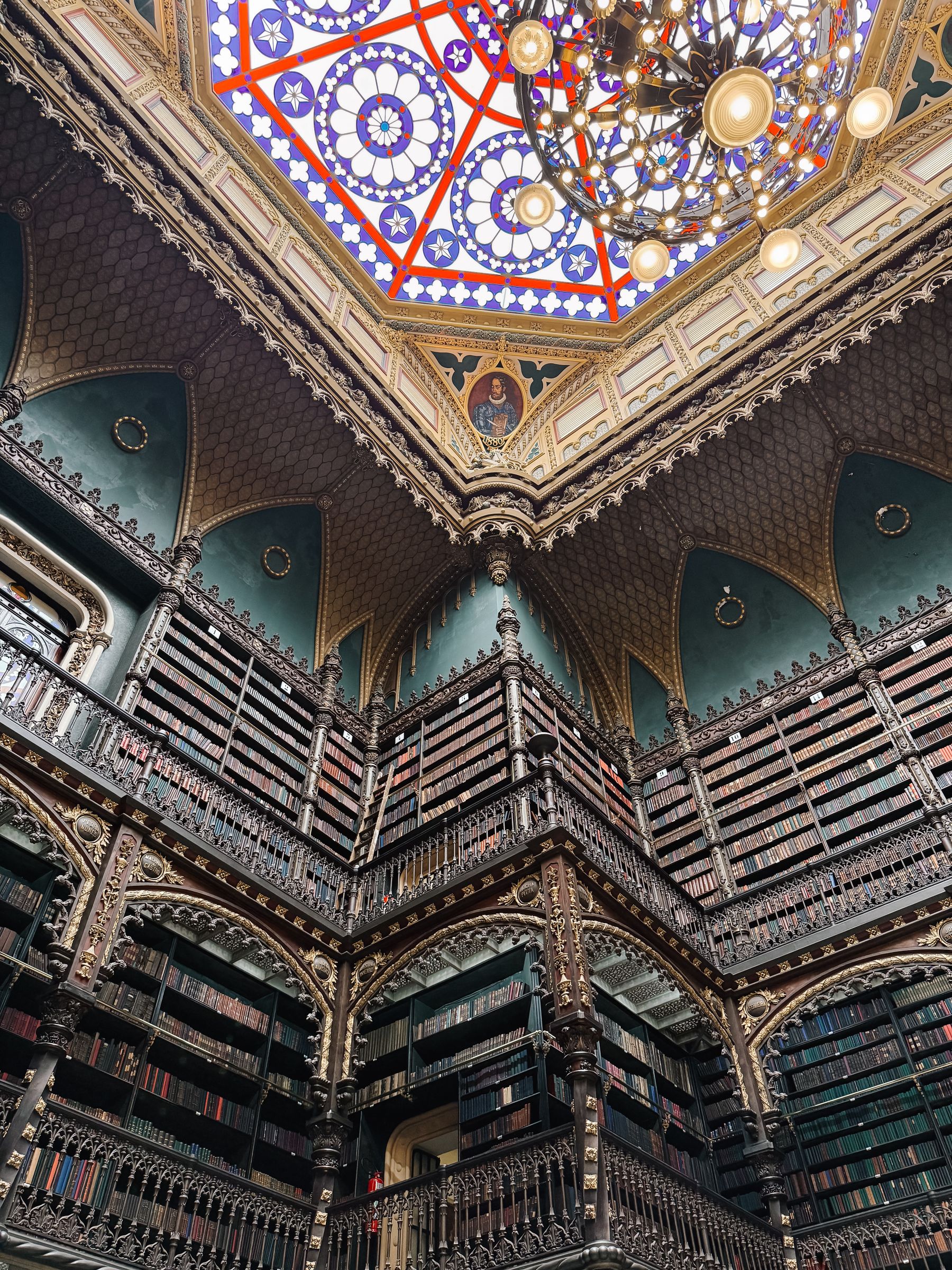 Interior do Real Gabinete Português de Leitura, no Rio de Janeiro. Fotografia de Deise Elen.