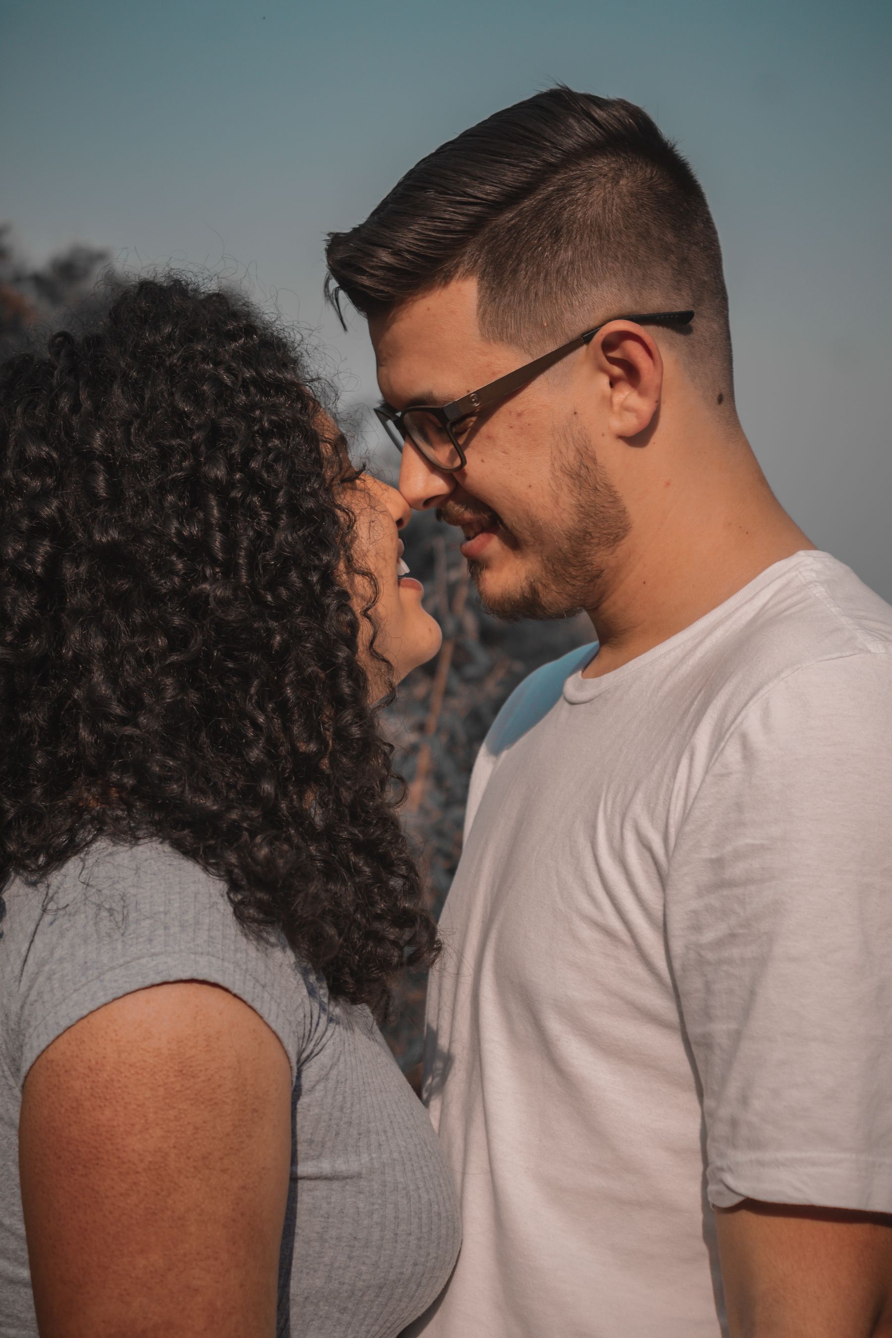 Casal compartilhando um momento de proximidade. Fotografia ilustrativa.